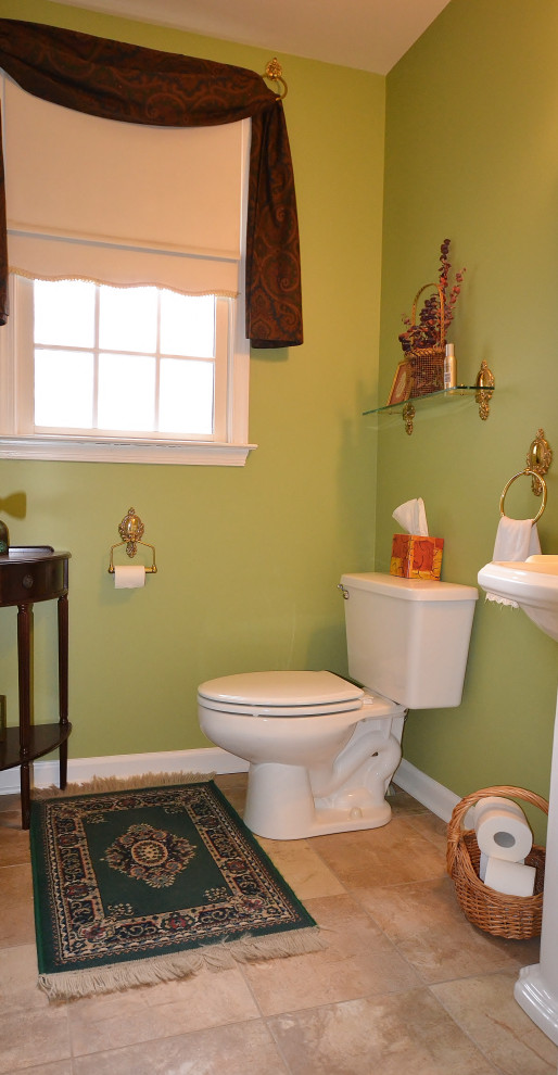 Exemple d'une petite salle de bain chic avec WC séparés, un mur vert, un sol en carrelage de céramique, un lavabo de ferme et un sol beige.