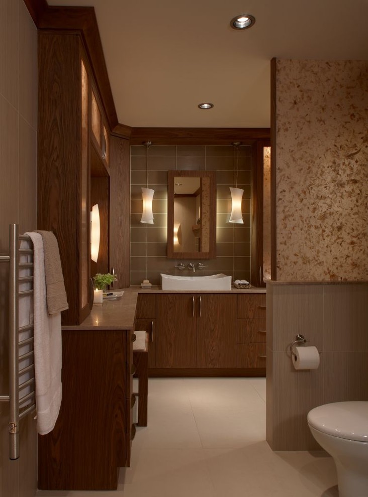Ejemplo de cuarto de baño rectangular actual con baldosas y/o azulejos de cemento y lavabo sobreencimera