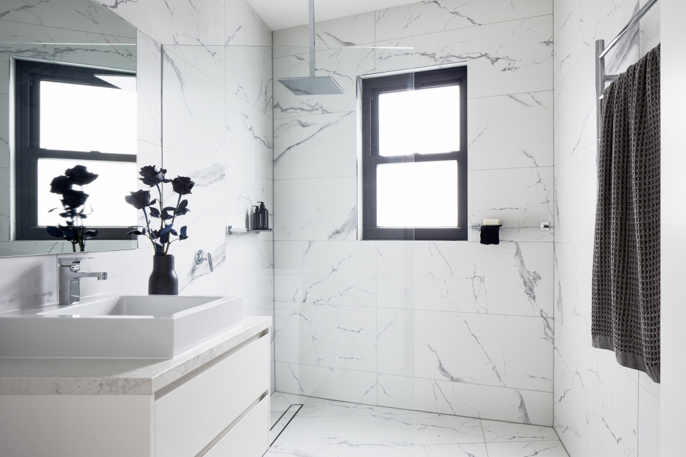 Idéer för små funkis vitt badrum, med vita skåp, en öppen dusch, svart och vit kakel, keramikplattor, vita väggar, klinkergolv i keramik, marmorbänkskiva, vitt golv och med dusch som är öppen