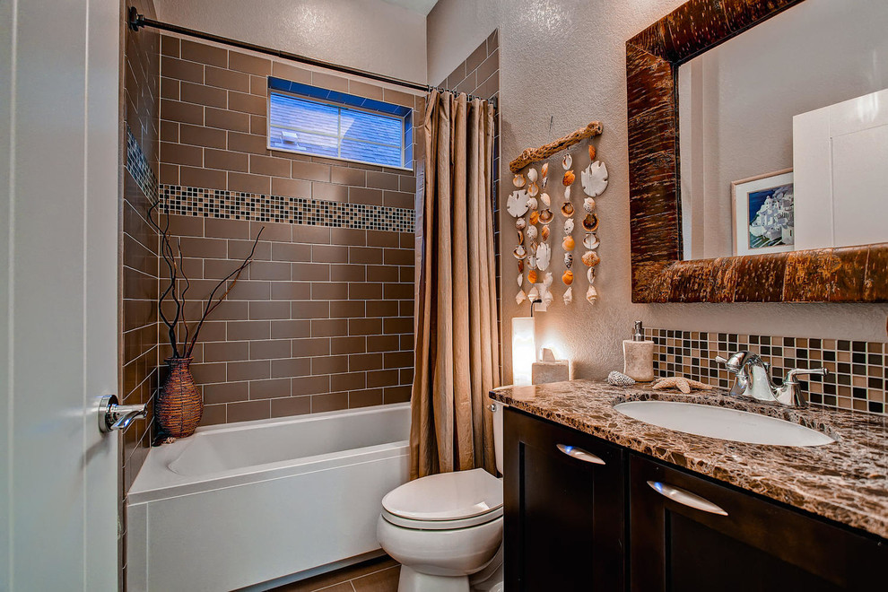 デンバーにあるトランジショナルスタイルのおしゃれな浴室 (御影石の洗面台) の写真