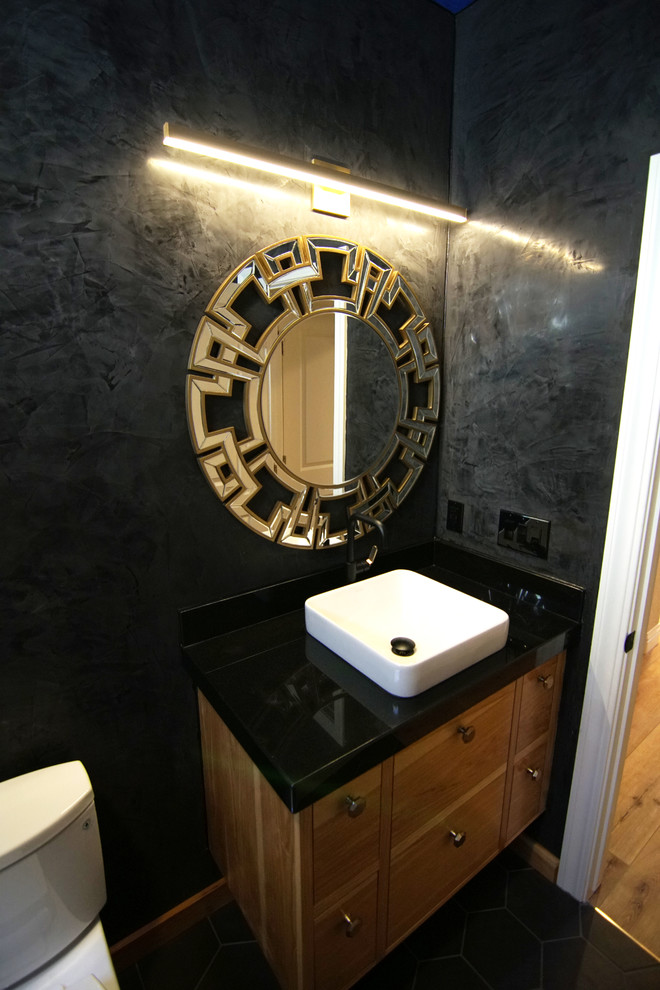 Свежая идея для дизайна: ванная комната среднего размера в стиле неоклассика (современная классика) с плоскими фасадами, светлыми деревянными фасадами, душем в нише, раздельным унитазом, черной плиткой, мраморной плиткой, черными стенами, мраморным полом, душевой кабиной, настольной раковиной, мраморной столешницей, черным полом, душем с распашными дверями и черной столешницей - отличное фото интерьера