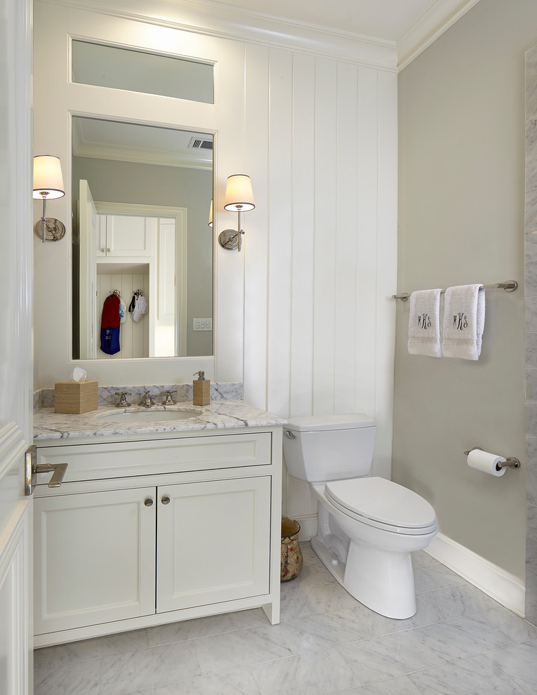 Idéer för små vintage grått badrum, med ett undermonterad handfat, vita skåp, marmorbänkskiva, en dusch i en alkov, en toalettstol med separat cisternkåpa, grå kakel, stenkakel, grå väggar, marmorgolv, luckor med infälld panel och grått golv