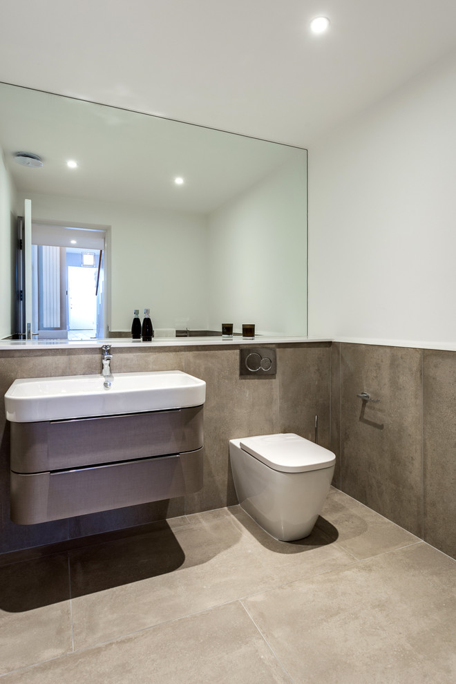 Mittelgroßes Modernes Badezimmer En Suite mit grauen Fliesen, Porzellanfliesen, grauer Wandfarbe, Porzellan-Bodenfliesen, Trogwaschbecken und grauem Boden in Dublin