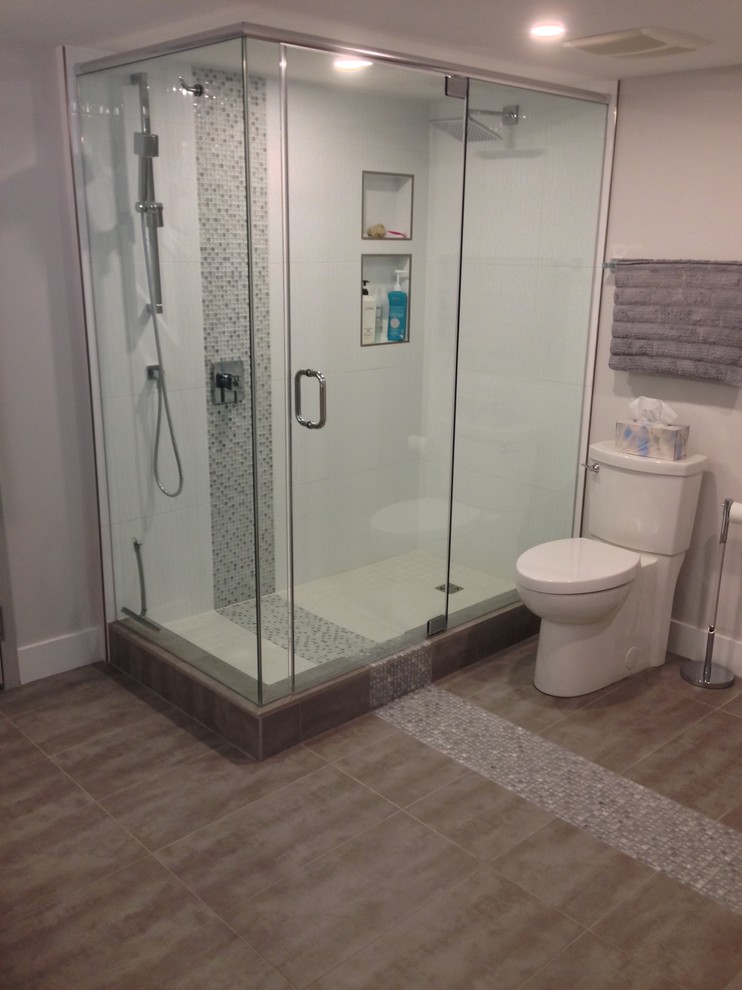 Idéer för mellanstora funkis en-suite badrum, med en hörndusch, grå kakel, porslinskakel och klinkergolv i porslin