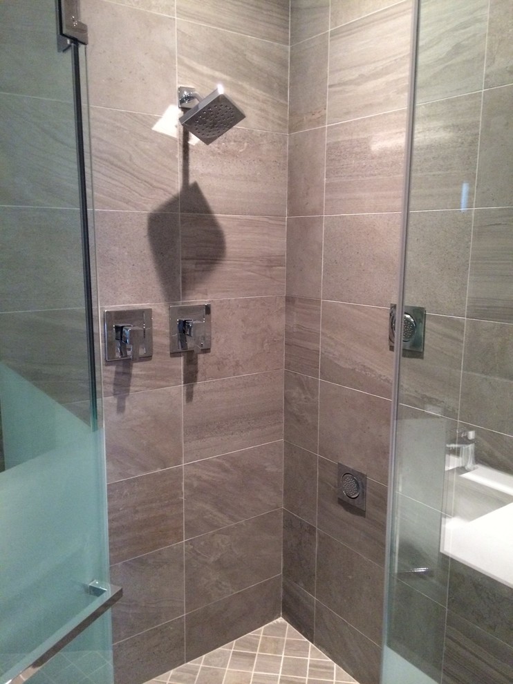 Foto di una stanza da bagno con doccia minimal di medie dimensioni con piastrelle grigie e piastrelle in gres porcellanato