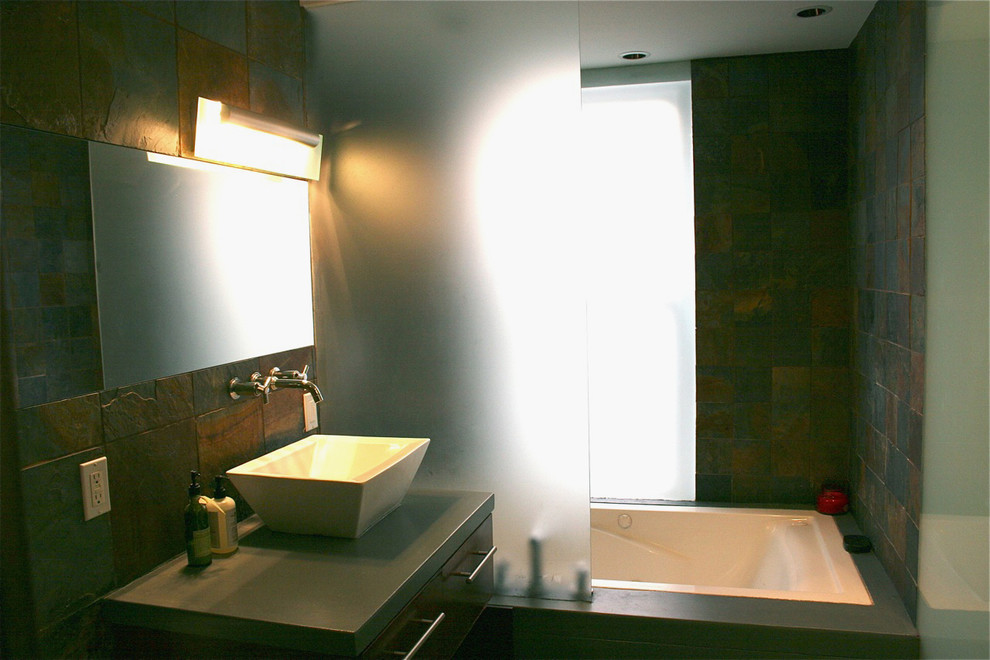 Свежая идея для дизайна: главная ванная комната в стиле модернизм с плоскими фасадами, фасадами цвета дерева среднего тона, душем над ванной, настольной раковиной, столешницей из бетона и открытым душем - отличное фото интерьера