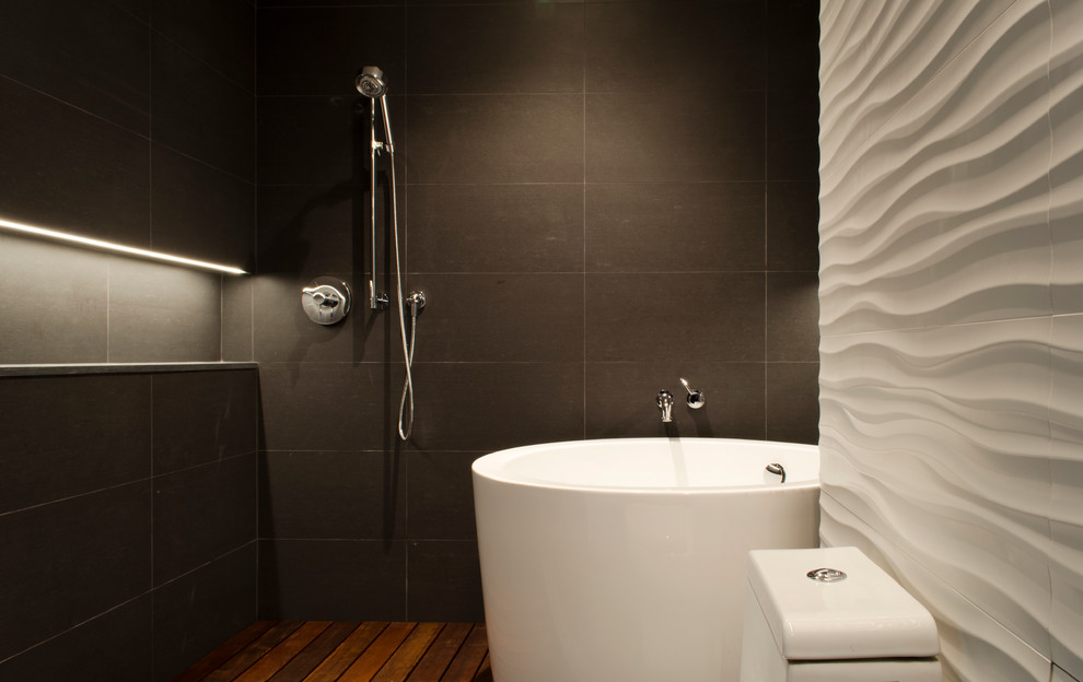 На фото: большая главная ванная комната в стиле модернизм с японской ванной, цементной плиткой, темным паркетным полом, плоскими фасадами, темными деревянными фасадами, открытым душем, унитазом-моноблоком, белыми стенами, монолитной раковиной и столешницей из искусственного камня с