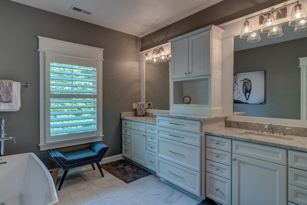 Ejemplo de cuarto de baño principal de estilo americano con puertas de armario blancas, bañera exenta, lavabo bajoencimera, encimera de granito y encimeras grises