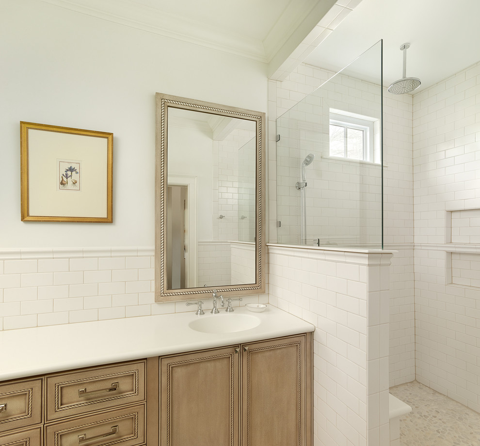 Immagine di una stanza da bagno padronale chic con piastrelle bianche