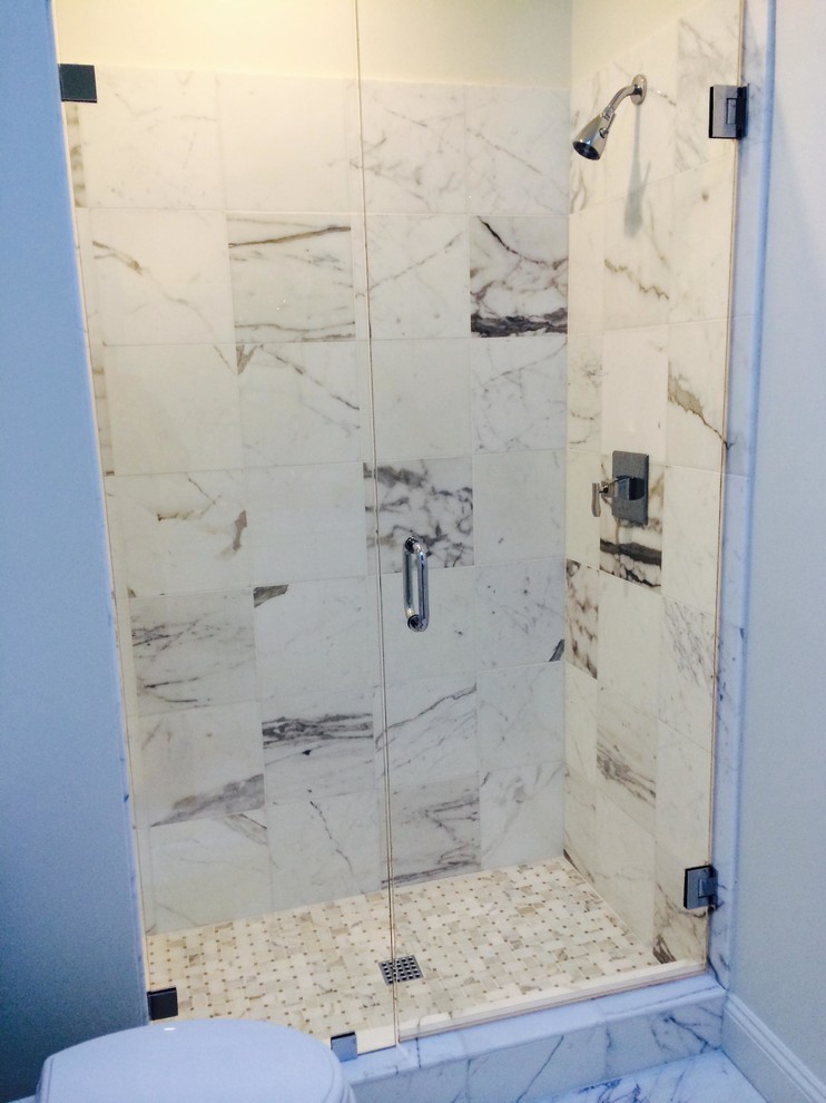 Cette photo montre une salle de bain chic avec une douche d'angle.