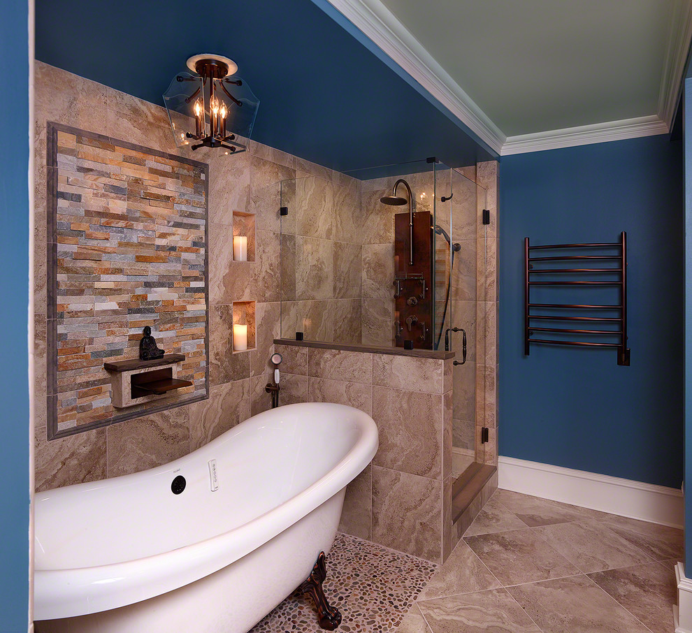 Immagine di una piccola stanza da bagno padronale minimal con vasca con piedi a zampa di leone, doccia ad angolo, piastrelle di ciottoli e pareti blu