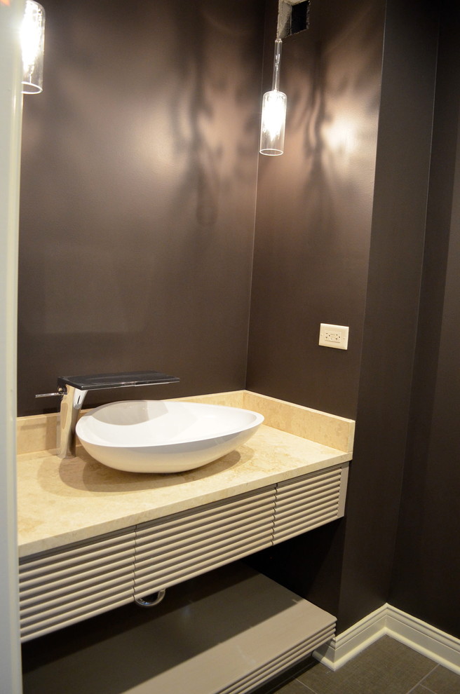 Imagen de cuarto de baño contemporáneo con armarios tipo mueble, puertas de armario de madera clara y encimera de granito