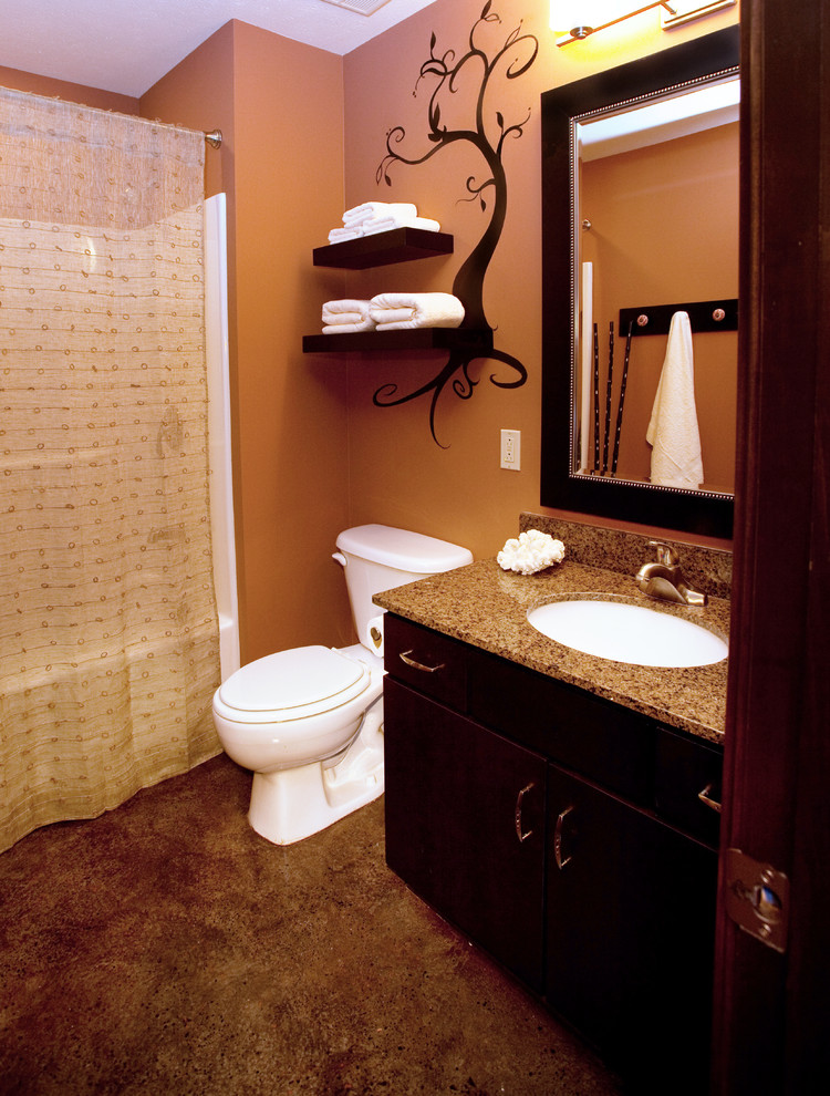 На фото: ванная комната среднего размера в современном стиле с плоскими фасадами, темными деревянными фасадами, ванной в нише, душем над ванной, раздельным унитазом, коричневыми стенами, бетонным полом, душевой кабиной, врезной раковиной, столешницей из гранита, коричневым полом и шторкой для ванной с