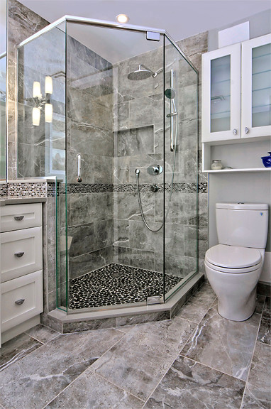 Exemple d'une salle de bain principale tendance de taille moyenne avec un lavabo encastré, un placard à porte shaker, des portes de placard blanches, un plan de toilette en quartz modifié, une baignoire posée, une douche d'angle, WC séparés, un carrelage gris, des carreaux de céramique, un mur gris et un sol en carrelage de céramique.
