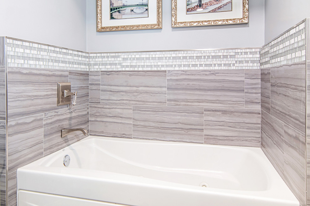 Inspiration för små moderna en-suite badrum, med ett undermonterad handfat, luckor med infälld panel, grå skåp, ett fristående badkar, en dusch i en alkov, en toalettstol med hel cisternkåpa, grå kakel, glaskakel, grå väggar och mörkt trägolv