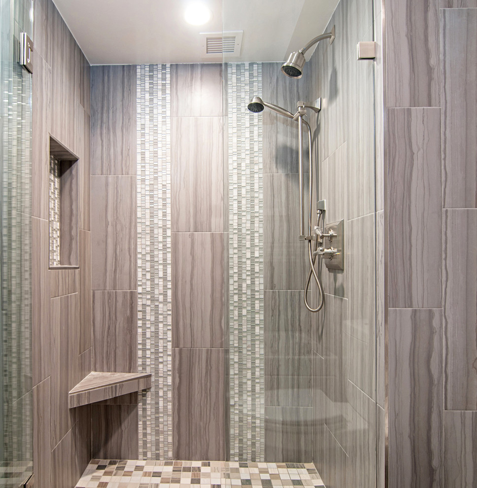 Ispirazione per una piccola stanza da bagno padronale minimalista con lavabo sottopiano, ante con riquadro incassato, ante grigie, doccia alcova, WC monopezzo, piastrelle grigie, piastrelle di vetro, pareti grigie e parquet scuro