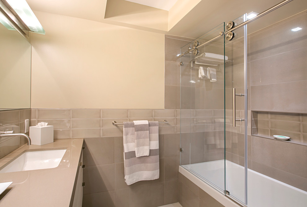 Inredning av ett modernt stort badrum med dusch, med släta luckor, skåp i ljust trä, en dusch i en alkov, beige väggar och ett undermonterad handfat