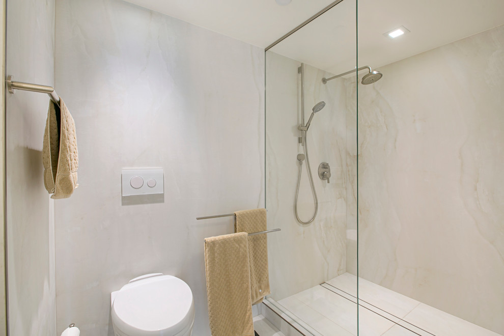 Idéer för ett mellanstort modernt badrum med dusch, med en dusch i en alkov, en vägghängd toalettstol och vita väggar
