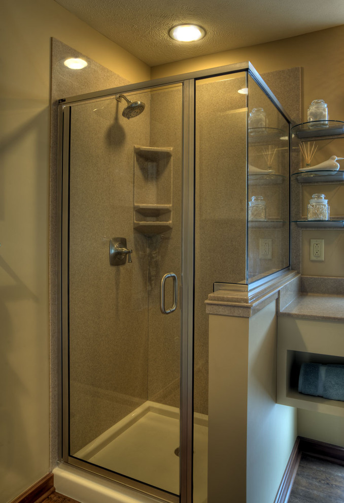Idéer för små funkis badrum med dusch, med öppna hyllor, beige skåp, en hörndusch, beige väggar, mörkt trägolv, ett undermonterad handfat, laminatbänkskiva, brunt golv och dusch med gångjärnsdörr
