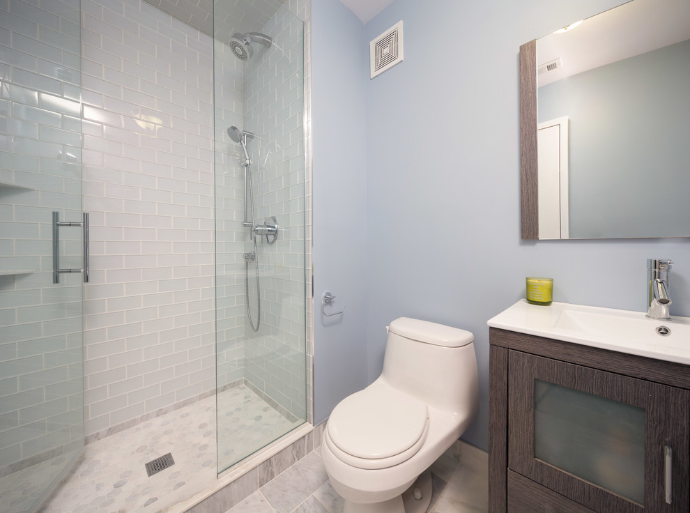 Exempel på ett stort modernt badrum med dusch, med skåp i mörkt trä, ett platsbyggt badkar, en dusch i en alkov, vit kakel, grå väggar, ett undermonterad handfat, luckor med glaspanel, en toalettstol med hel cisternkåpa, tunnelbanekakel, marmorgolv och granitbänkskiva