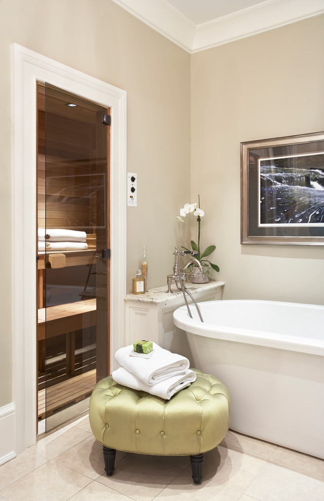 Klassisk inredning av ett stort en-suite badrum, med ett fristående badkar, beige väggar, beige kakel, keramikplattor, klinkergolv i keramik och granitbänkskiva
