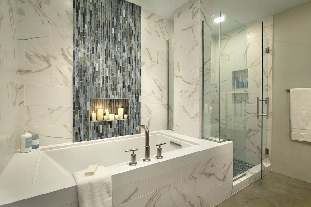 Cette image montre une salle de bain principale design en bois clair de taille moyenne avec une baignoire encastrée et sol en béton ciré.
