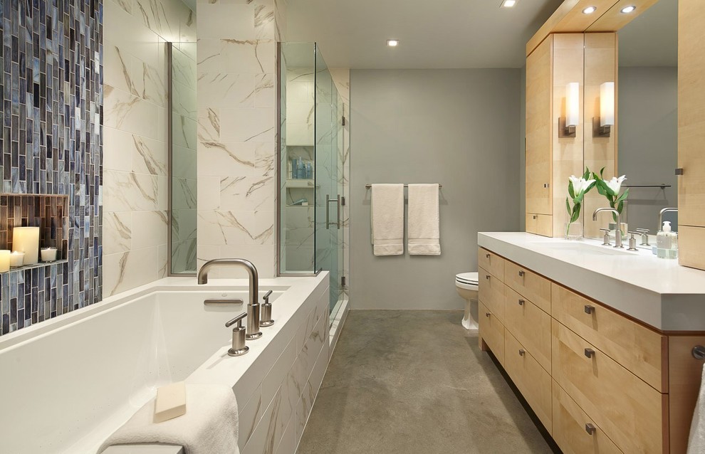 Mittelgroßes Modernes Badezimmer En Suite mit hellen Holzschränken, Unterbauwanne und Betonboden in Minneapolis