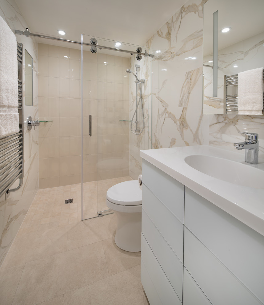 Стильный дизайн: большая главная ванная комната в современном стиле с плоскими фасадами, белыми фасадами, полновстраиваемой ванной, душем в нише, унитазом-моноблоком, бежевой плиткой, керамогранитной плиткой, белыми стенами, полом из керамогранита, врезной раковиной, столешницей из искусственного камня, бежевым полом и душем с распашными дверями - последний тренд