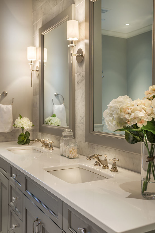 Idéer för stora vintage en-suite badrum, med grå skåp, grå väggar, ett undermonterad handfat, luckor med infälld panel, ett fristående badkar, grå kakel, vit kakel, marmorgolv, bänkskiva i akrylsten och marmorkakel