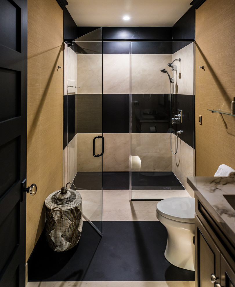 Пример оригинального дизайна: большая ванная комната в стиле неоклассика (современная классика) с коричневыми фасадами, душем без бортиков, коричневыми стенами, душевой кабиной, врезной раковиной, душем с распашными дверями и фасадами с утопленной филенкой