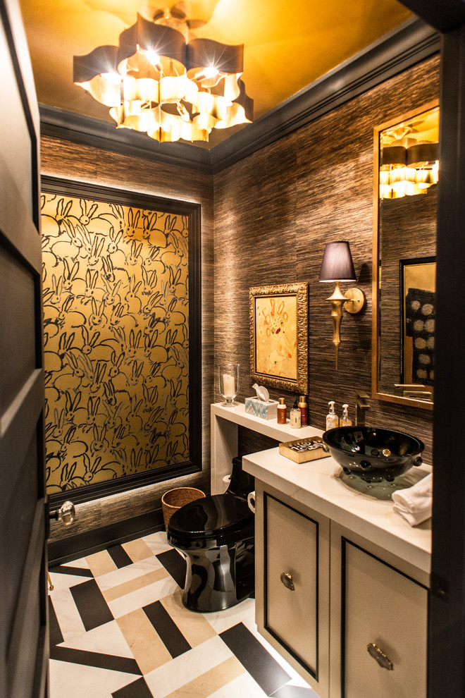 Immagine di una grande stanza da bagno con doccia classica con ante lisce, ante beige, pareti grigie, lavabo a bacinella e pavimento beige