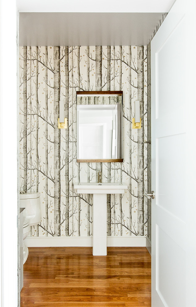 Foto de cuarto de baño clásico renovado pequeño con paredes multicolor y suelo de madera oscura