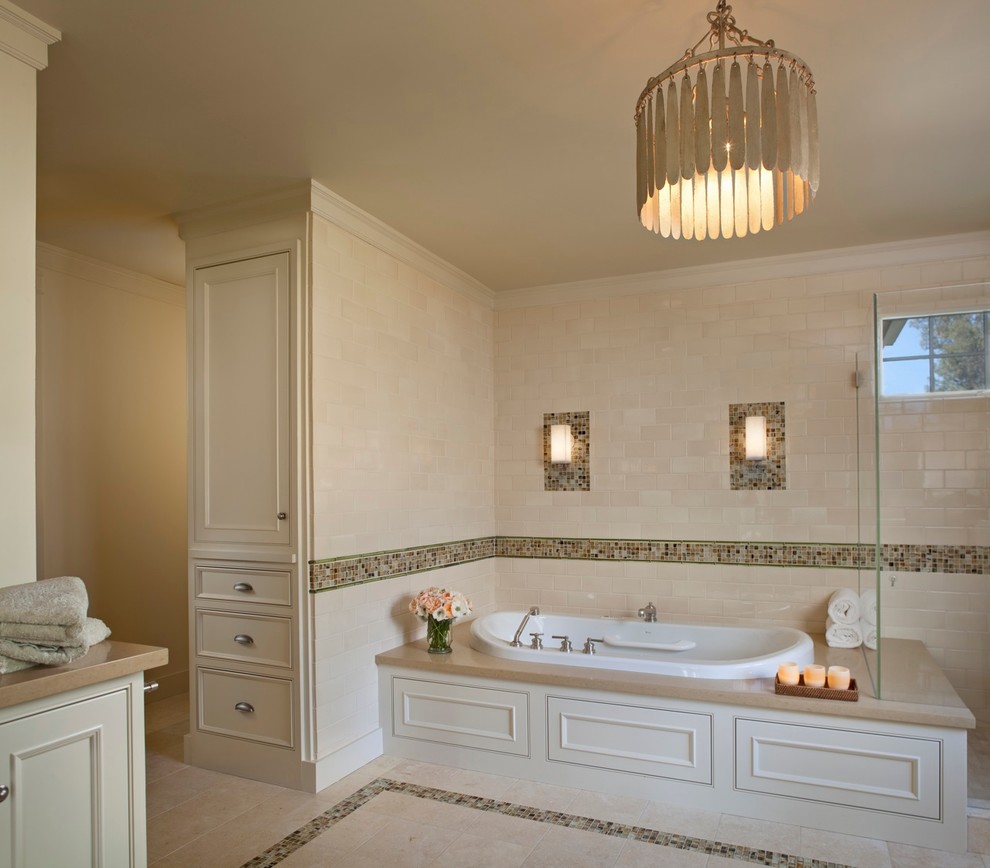 Exempel på ett stort klassiskt en-suite badrum, med luckor med upphöjd panel, vita skåp, ett hörnbadkar, en öppen dusch, en toalettstol med hel cisternkåpa, beige kakel, keramikplattor, beige väggar, klinkergolv i keramik, ett nedsänkt handfat, bänkskiva i täljsten, beiget golv och med dusch som är öppen