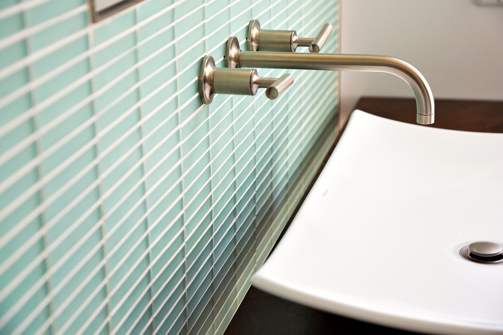 Ispirazione per una piccola stanza da bagno con doccia minimal con lavabo rettangolare, top in legno, piastrelle blu, piastrelle di vetro e pavimento in legno massello medio