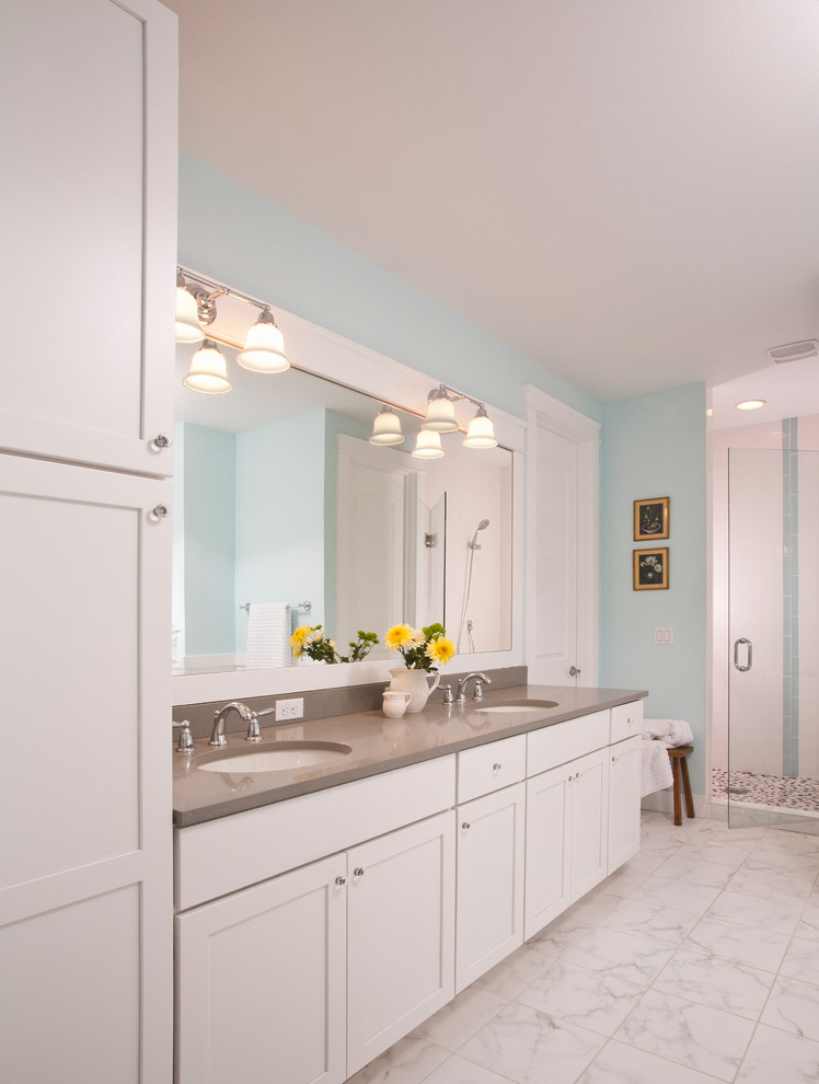 Mid-sized elegant master white tile and porcelain tile porcelain tile claw-foot bathtub photo in Seattle with an undermount sink, shaker cabinets, white cabinets, quartz countertops, a two-piece toilet and blue walls
