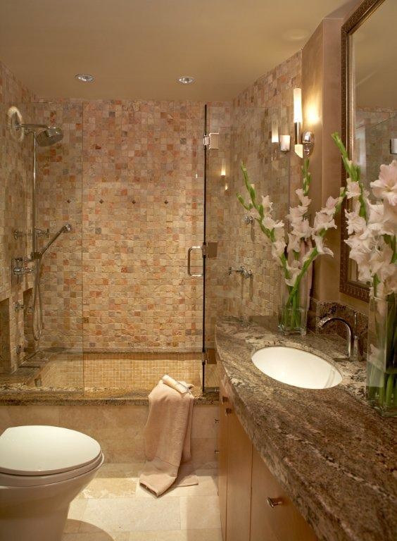 На фото: ванная комната в современном стиле с полновстраиваемой ванной