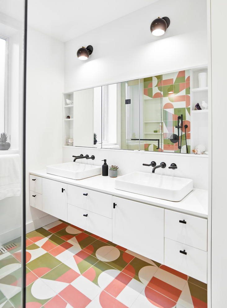 На фото: ванная комната в современном стиле с плоскими фасадами, белыми фасадами, белыми стенами, настольной раковиной, разноцветным полом и белой столешницей с