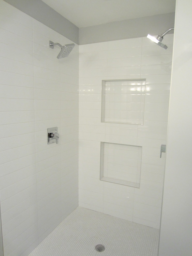 Exempel på ett mellanstort klassiskt en-suite badrum, med skåp i shakerstil, vita skåp, ett badkar i en alkov, en dusch i en alkov, en toalettstol med hel cisternkåpa, svart och vit kakel, tunnelbanekakel, grå väggar, linoleumgolv, ett nedsänkt handfat och bänkskiva i akrylsten