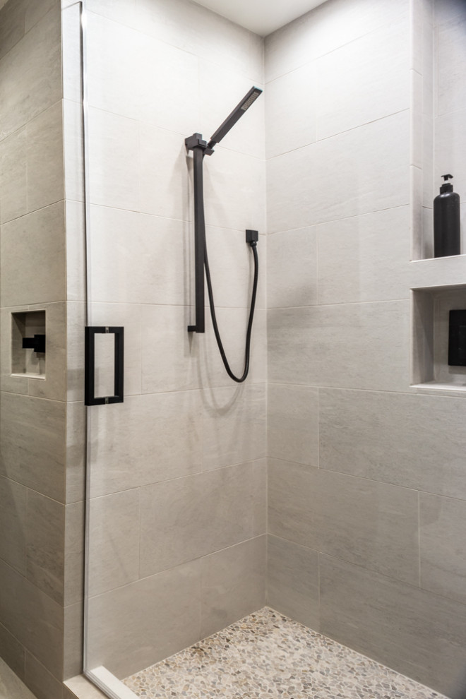 Idéer för ett litet industriellt grå en-suite badrum, med skåp i mellenmörkt trä, en hörndusch, en toalettstol med hel cisternkåpa, vit kakel, porslinskakel, vita väggar, klinkergolv i porslin, ett fristående handfat, bänkskiva i kvartsit, vitt golv och dusch med gångjärnsdörr