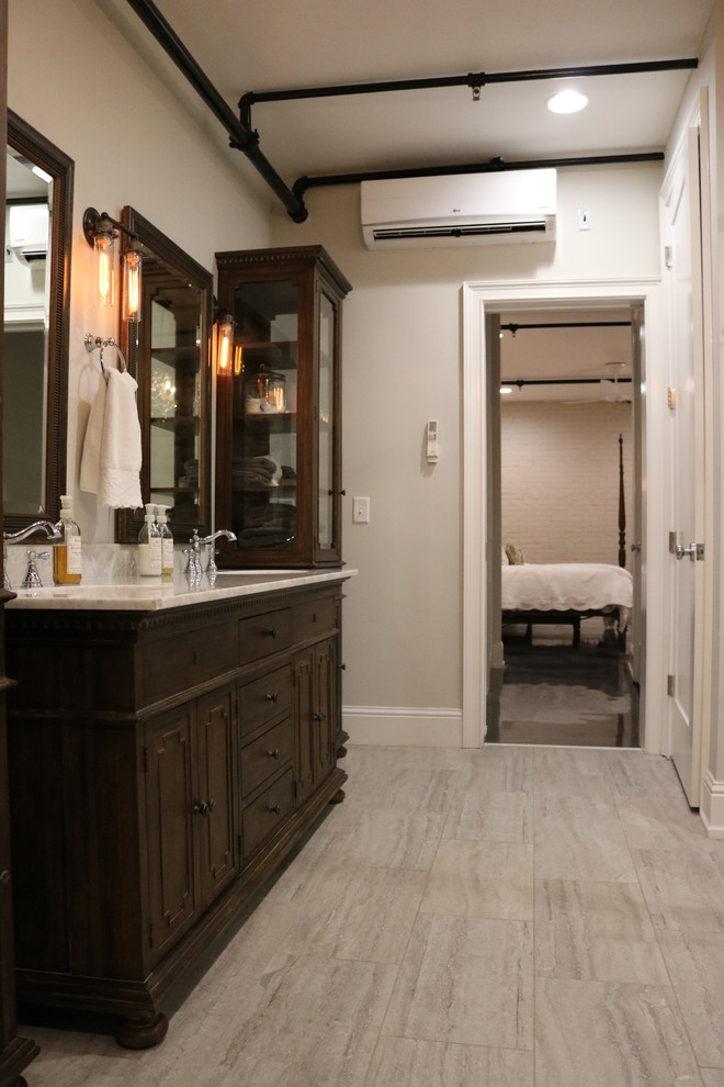 Свежая идея для дизайна: ванная комната среднего размера в стиле лофт с фасадами островного типа, темными деревянными фасадами, серой плиткой, серыми стенами, врезной раковиной, мраморной столешницей, накладной ванной, полом из ламината и душевой кабиной - отличное фото интерьера