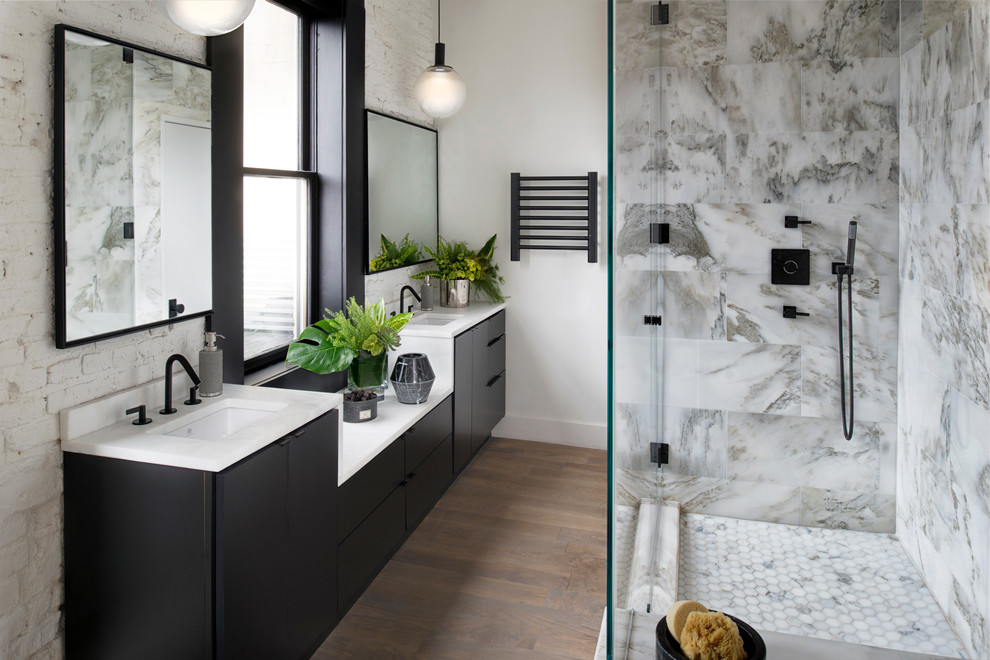Idée de décoration pour une salle de bain design avec un placard à porte plane, des portes de placard noires, un carrelage multicolore, un mur blanc, parquet clair et un lavabo encastré.