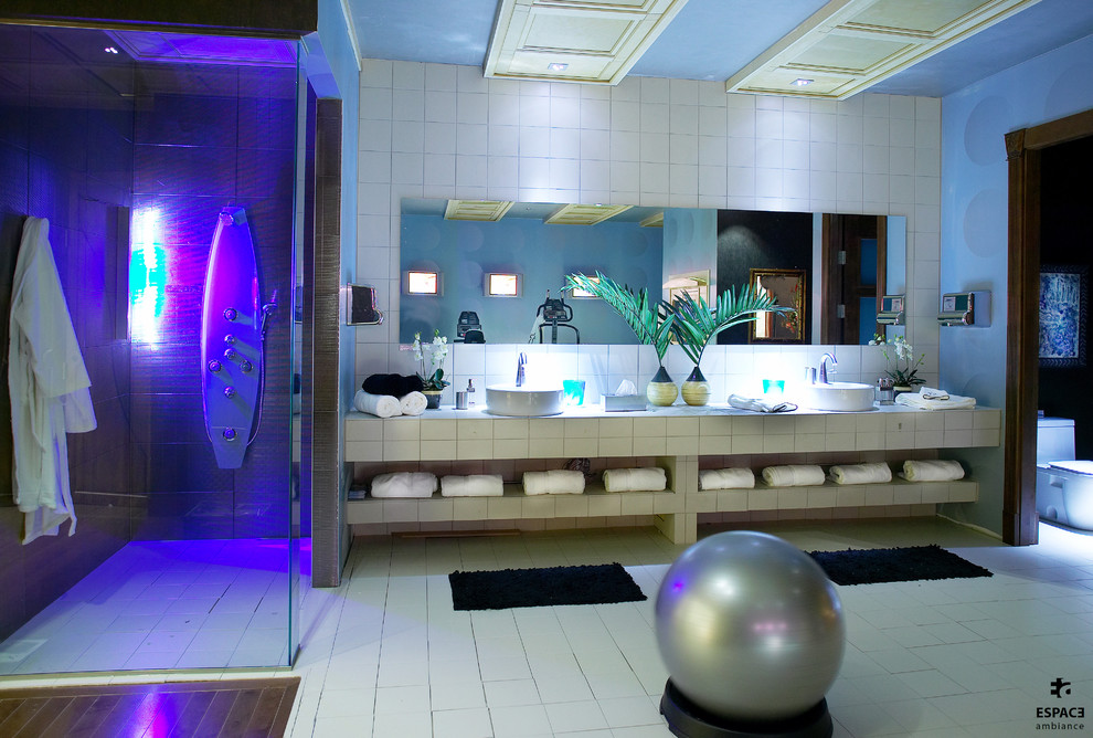 Свежая идея для дизайна: ванная комната среднего размера в современном стиле с открытыми фасадами, белыми фасадами, душем без бортиков, унитазом-моноблоком, белой плиткой, керамогранитной плиткой, синими стенами, полом из керамогранита, душевой кабиной, настольной раковиной и столешницей из плитки - отличное фото интерьера