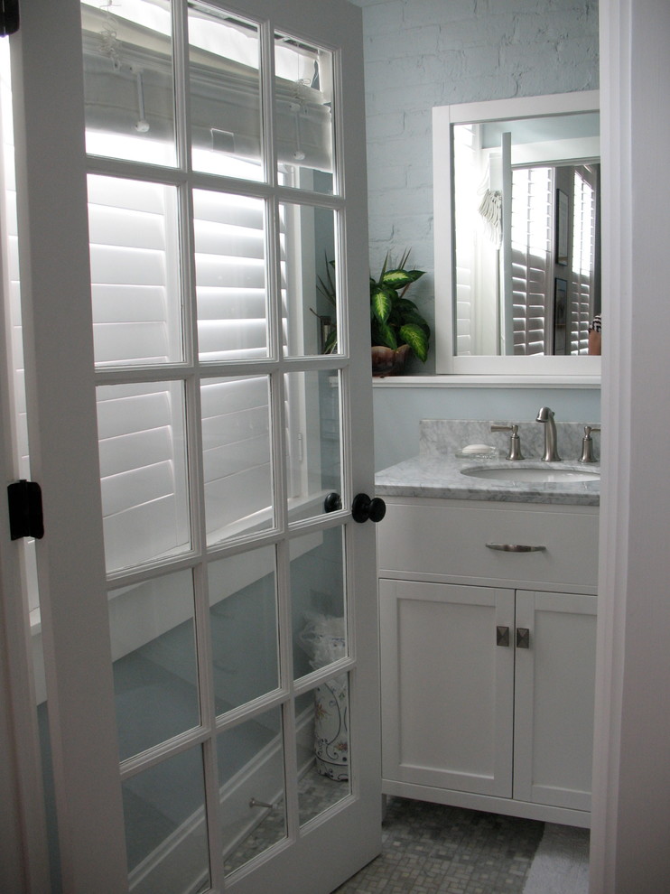 Idéer för att renovera ett vintage badrum, med luckor med upphöjd panel, vita skåp, en öppen dusch, vit kakel, marmorkakel, blå väggar, mosaikgolv, ett undermonterad handfat, marmorbänkskiva, grått golv och med dusch som är öppen