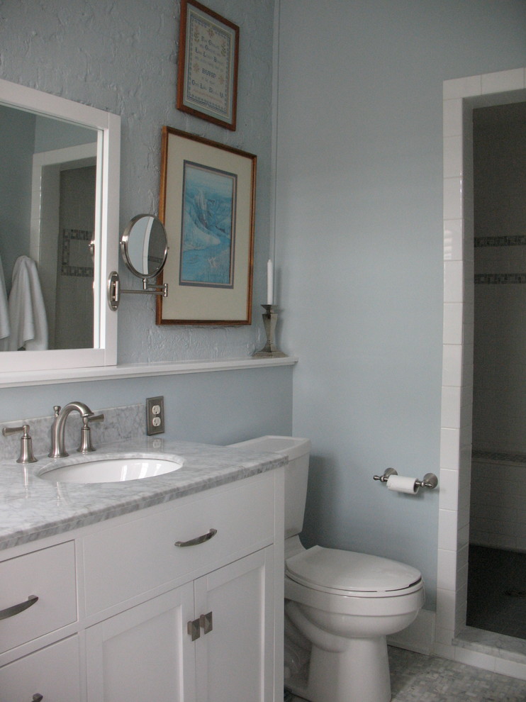 Inspiration för ett vintage en-suite badrum, med luckor med upphöjd panel, vita skåp, en öppen dusch, en toalettstol med separat cisternkåpa, vit kakel, marmorkakel, blå väggar, mosaikgolv, ett undermonterad handfat, marmorbänkskiva, grått golv och med dusch som är öppen