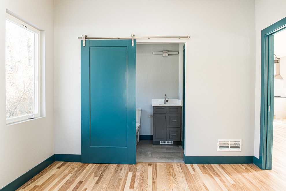 Réalisation d'une petite salle de bain tradition avec un placard à porte shaker, des portes de placard grises, meuble simple vasque et meuble-lavabo sur pied.