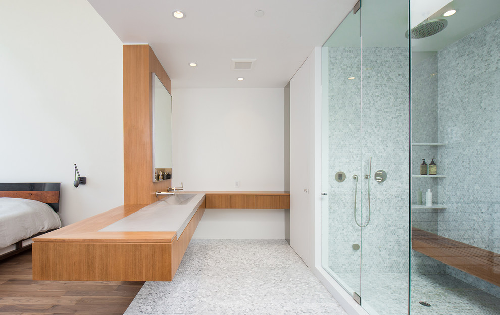 Foto de cuarto de baño principal actual con ducha empotrada, baldosas y/o azulejos grises y suelo de baldosas de cerámica