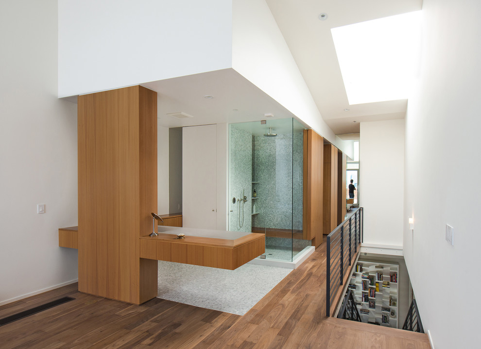 Modelo de cuarto de baño principal actual con ducha empotrada, baldosas y/o azulejos grises y suelo de baldosas de cerámica