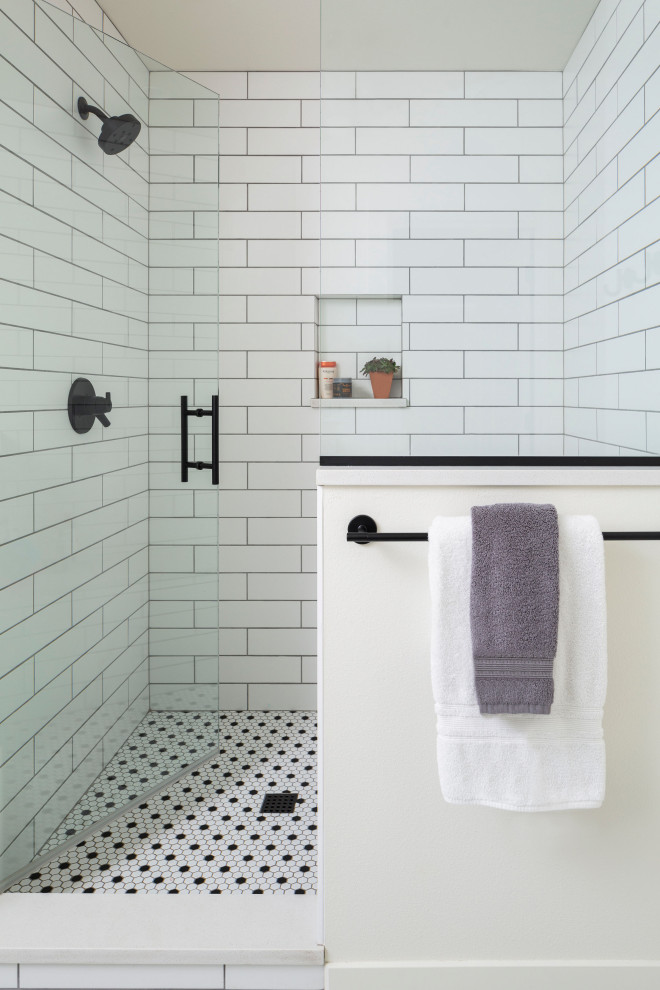 Klassisk inredning av ett litet en-suite badrum, med en dusch i en alkov