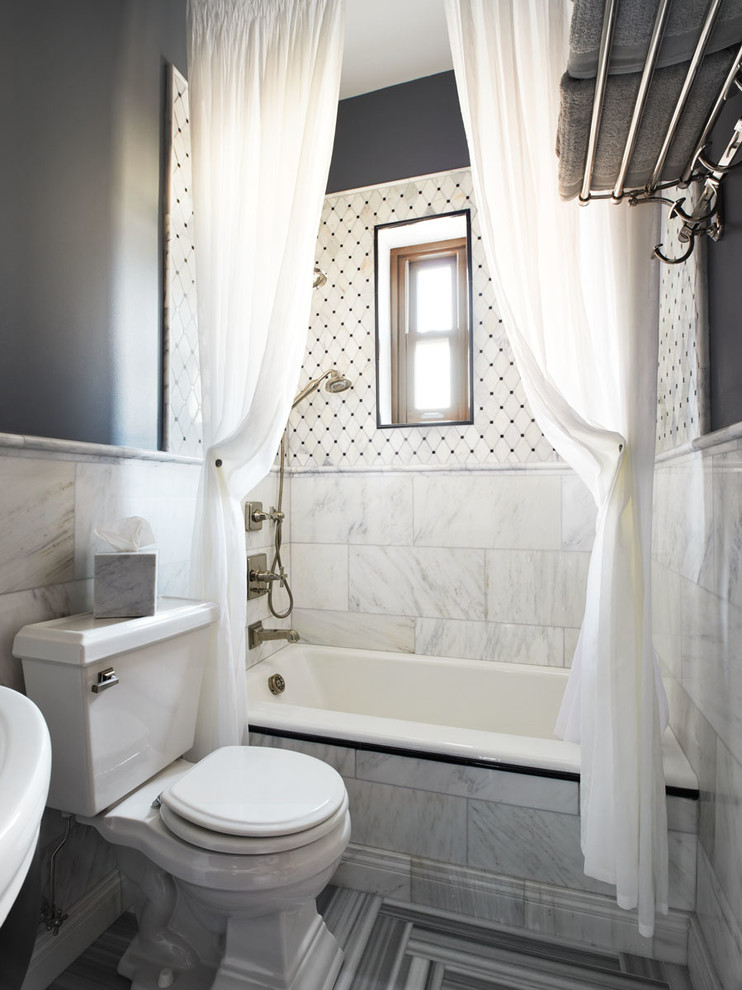 Imagen de cuarto de baño clásico con baldosas y/o azulejos en mosaico y ventanas