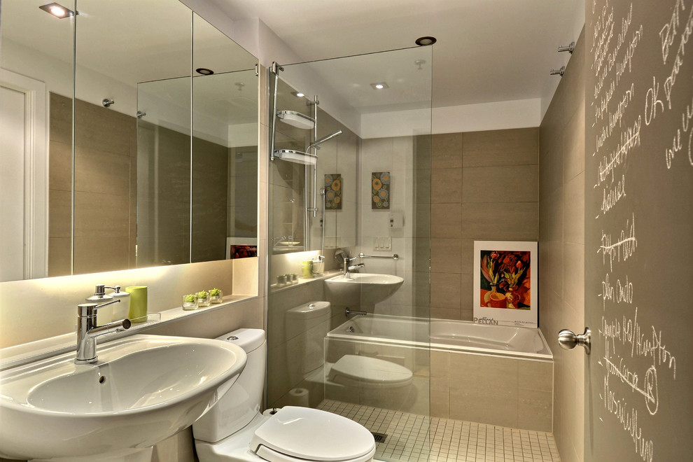 На фото: ванная комната в современном стиле с раковиной с пьедесталом